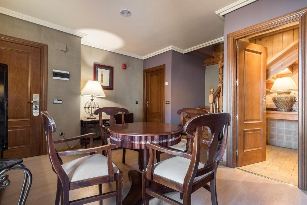 una mesa y sillas en una habitación de hotel