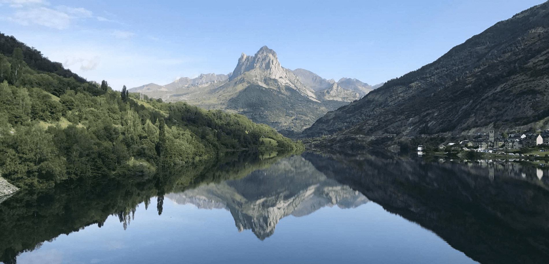 une montagne se reflète dans l' eau d' un lac