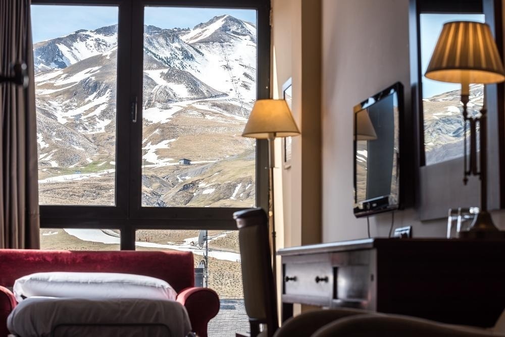 una vista de las montañas desde una habitación de hotel