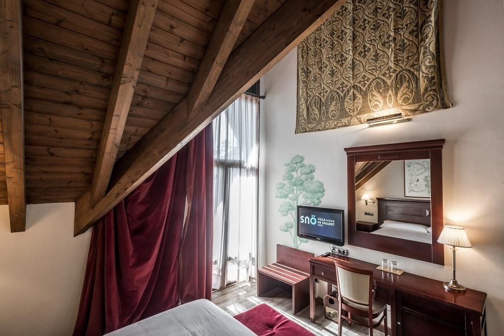 una habitación con una cama y una televisión que dice sno