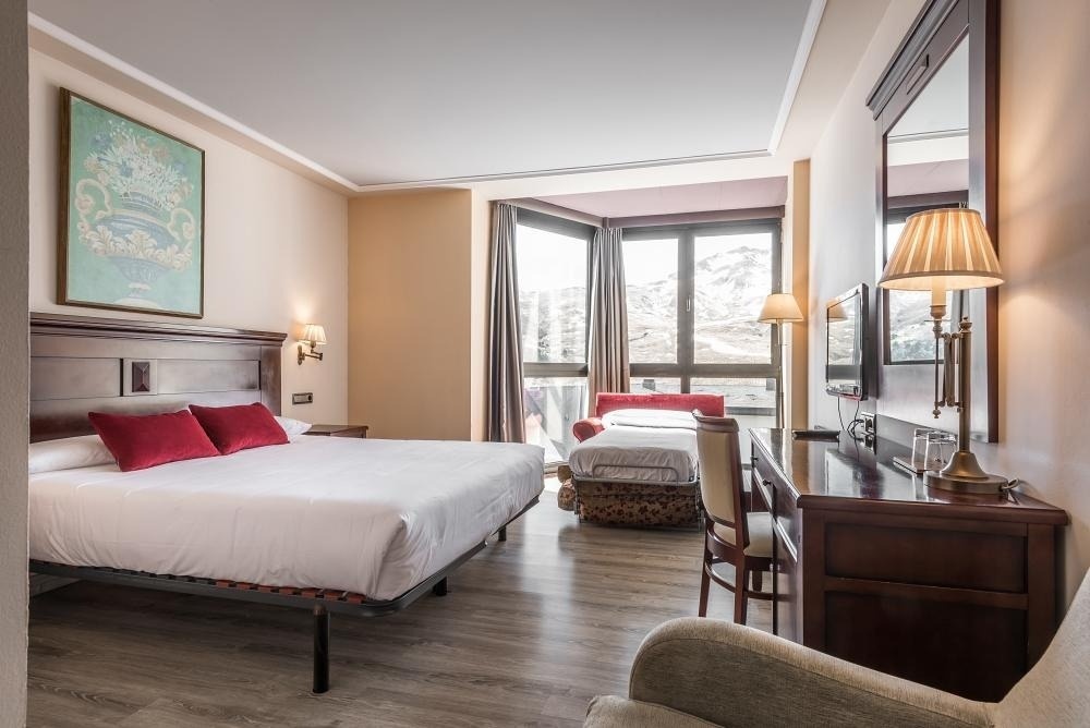 una habitación de hotel con una cama y una silla