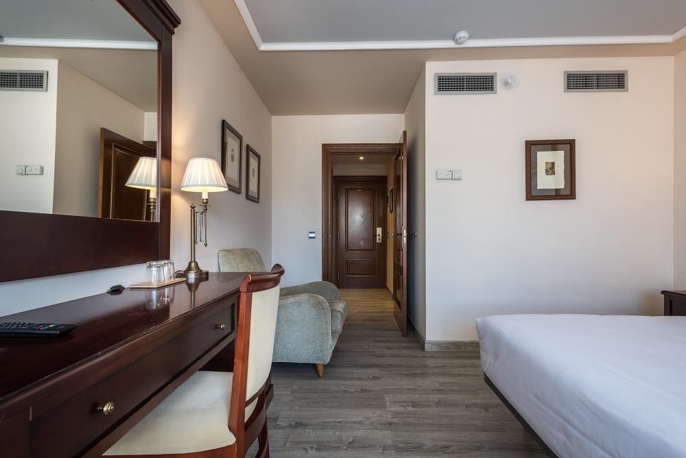 una habitación de hotel con una cama y un escritorio