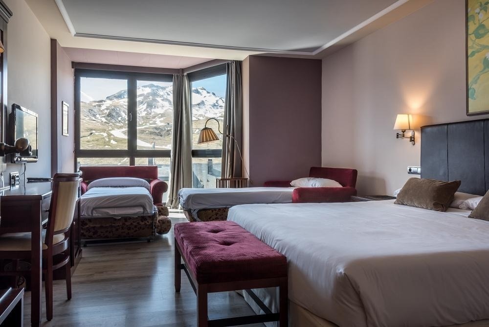 una habitación de hotel con dos camas y un sofá