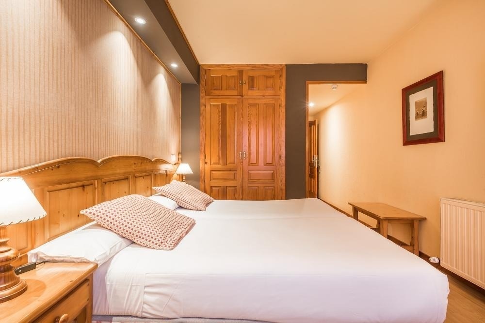 una habitación con una cama y un armario de madera