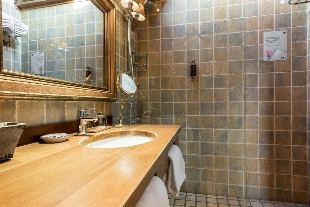 un baño con dos lavabos y un espejo