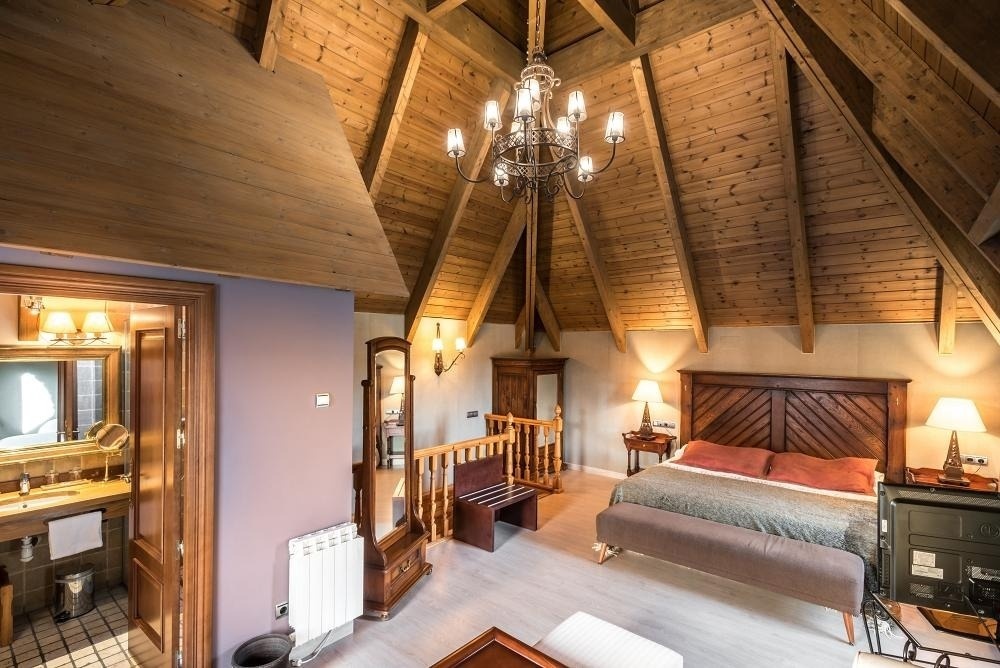 una habitación con techo de madera y una cama