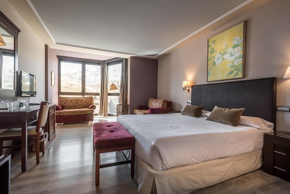 una habitación de hotel con una cama y una pintura en la pared