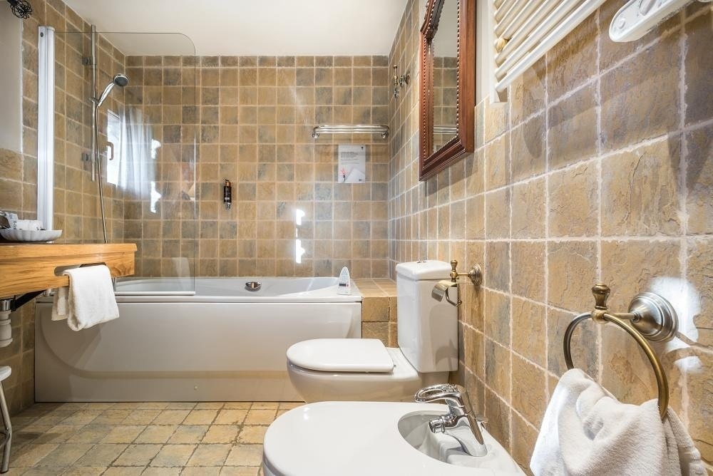 un baño con bañera , inodoro y bidet