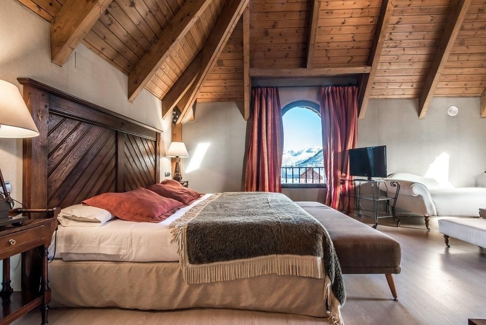 una habitación con techo de madera y una cama king size