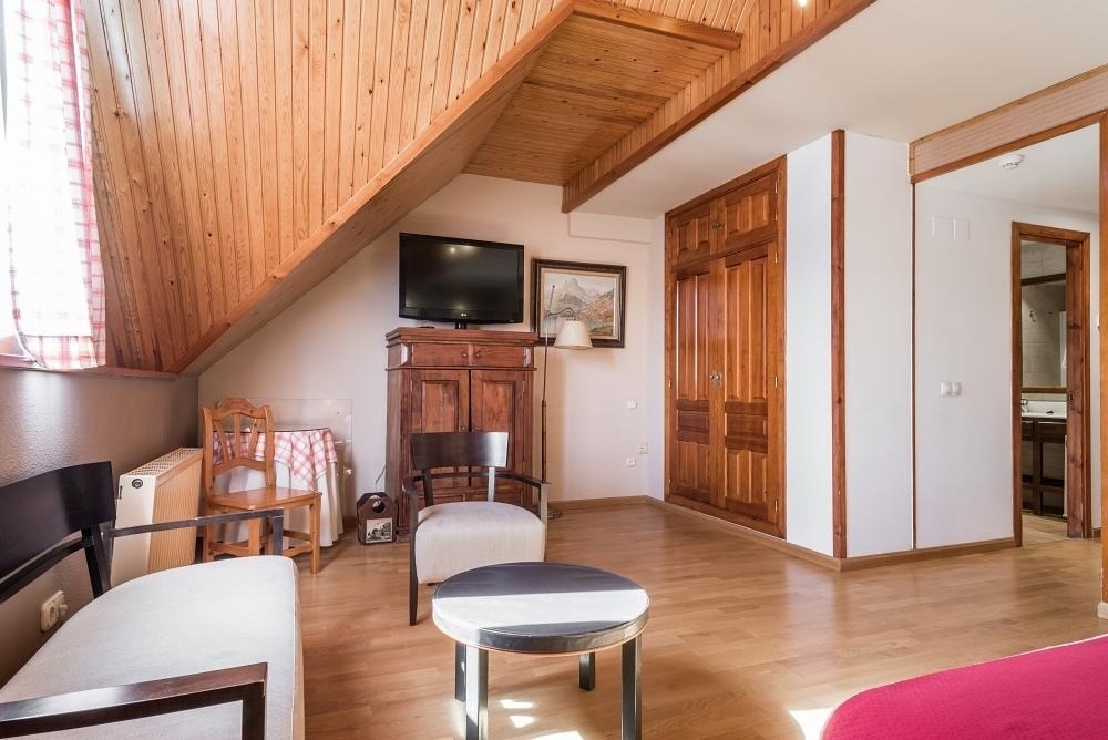 una habitación con muebles de madera y una televisión