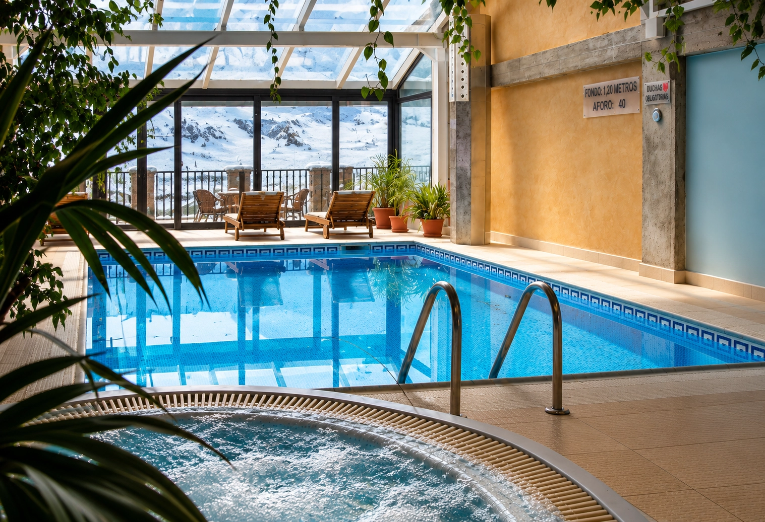 Piscina cubierta climatizada y jacuzzi en SNO: Villa de Sallent 4
