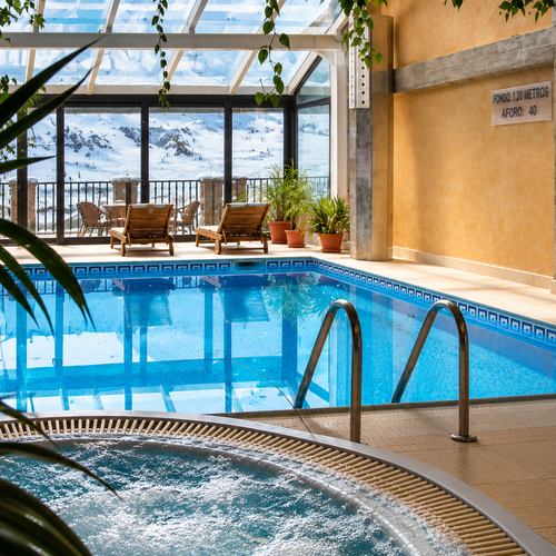 Cascade jacuzzi SNO: Villa de Sallent 4*, piscine intérieure avec vue