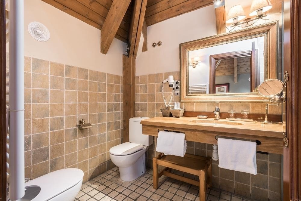 un baño con inodoro , lavabo y espejo