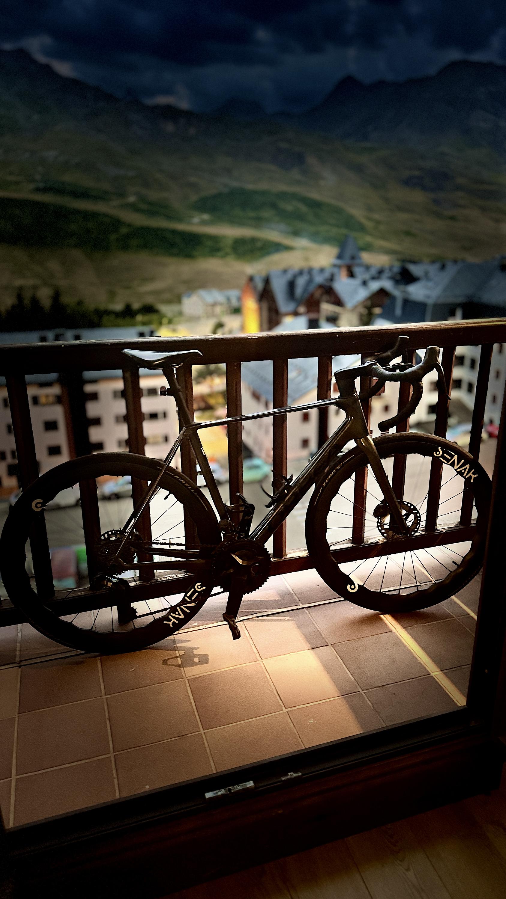 SNO: Villa de Sallent 4* con vistas a imponentes montañas nevadas.