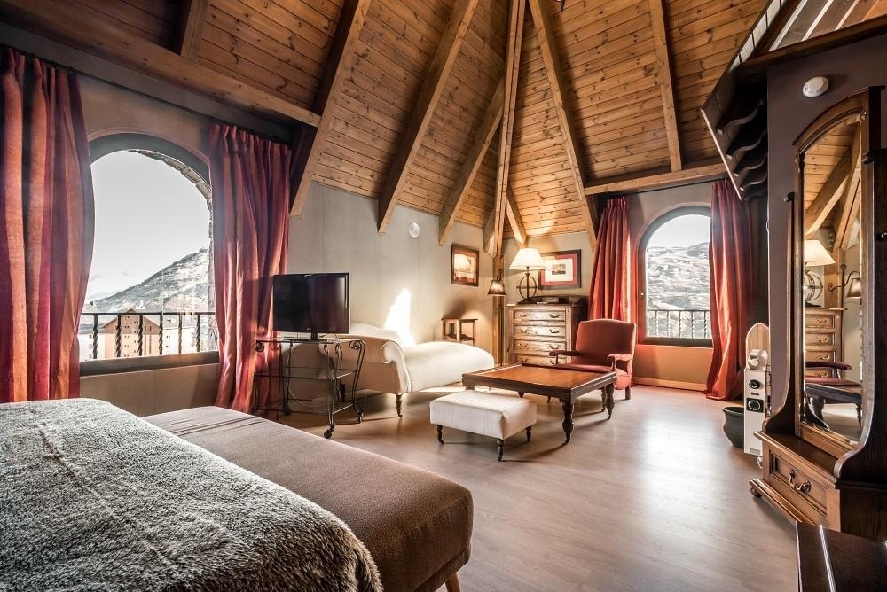 una habitación con techo de madera y muchas ventanas