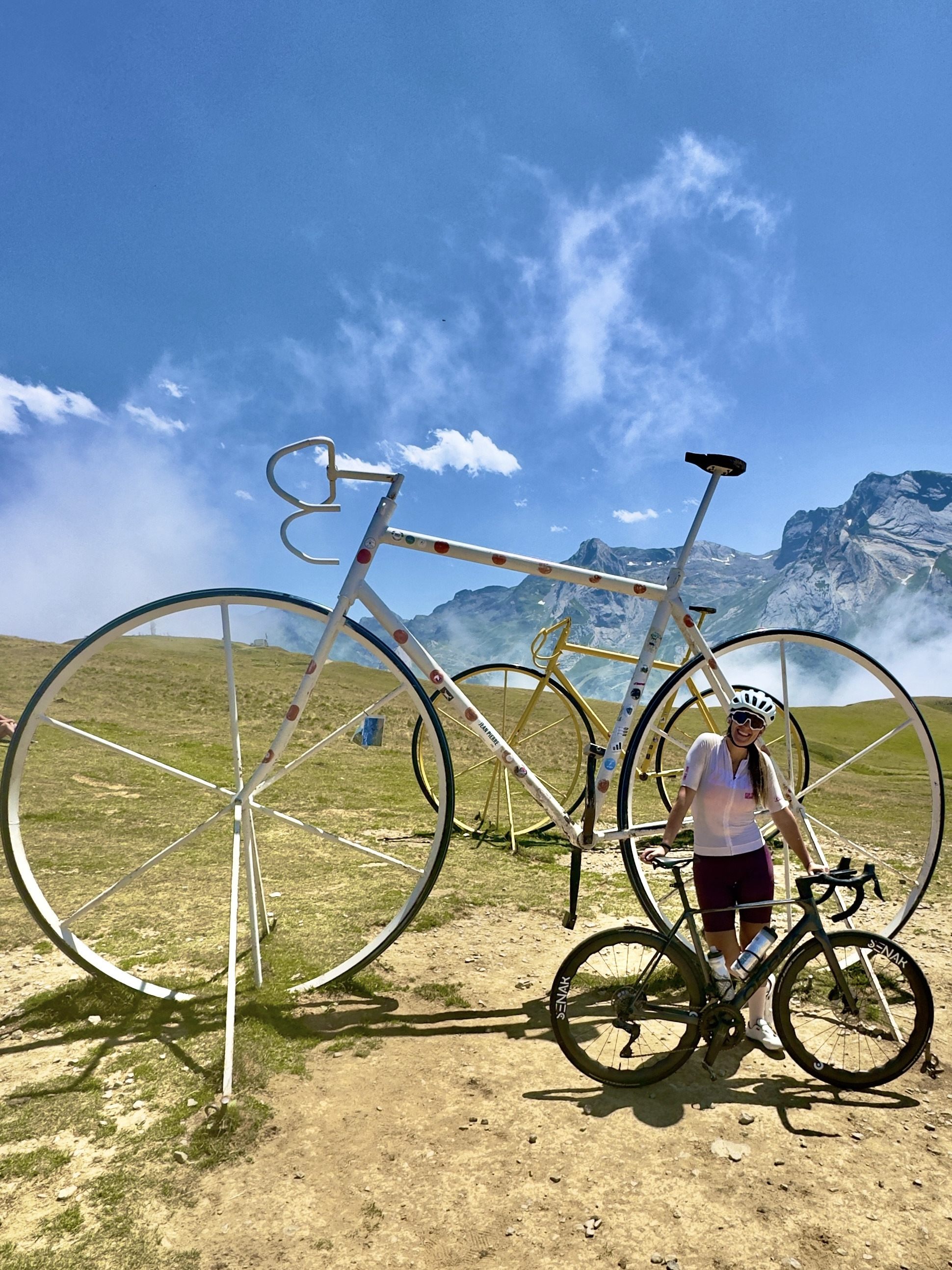 Ciclista en carretera rural, ideal para explorar cerca de SNO: Villa de Sallent 4