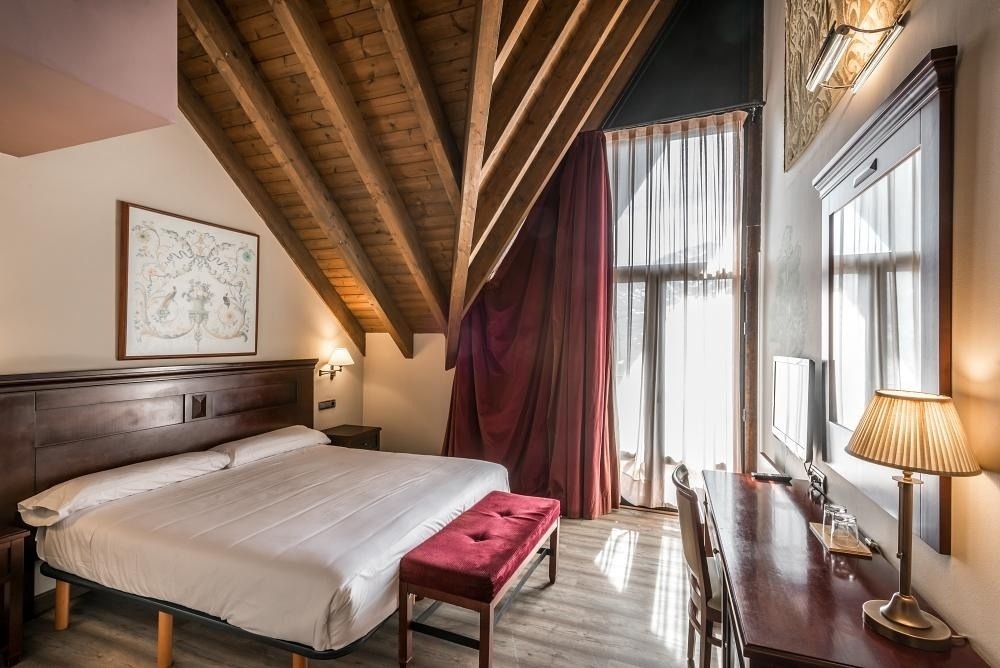 una habitación de hotel con una cama y una mesa