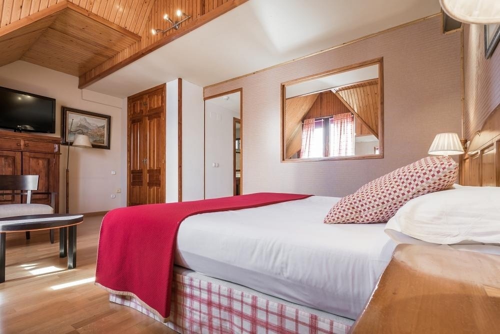 una habitación de hotel con una cama y una televisión