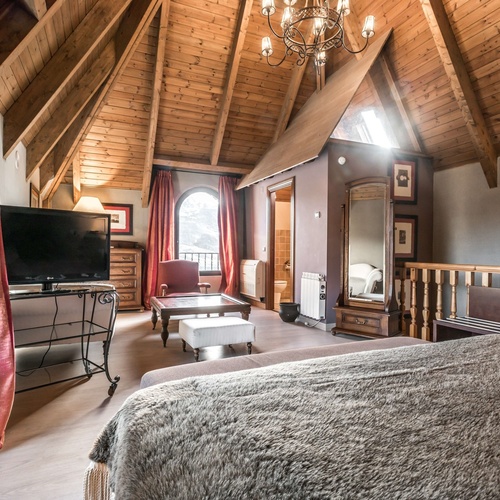 una habitación con techo de madera y una cama