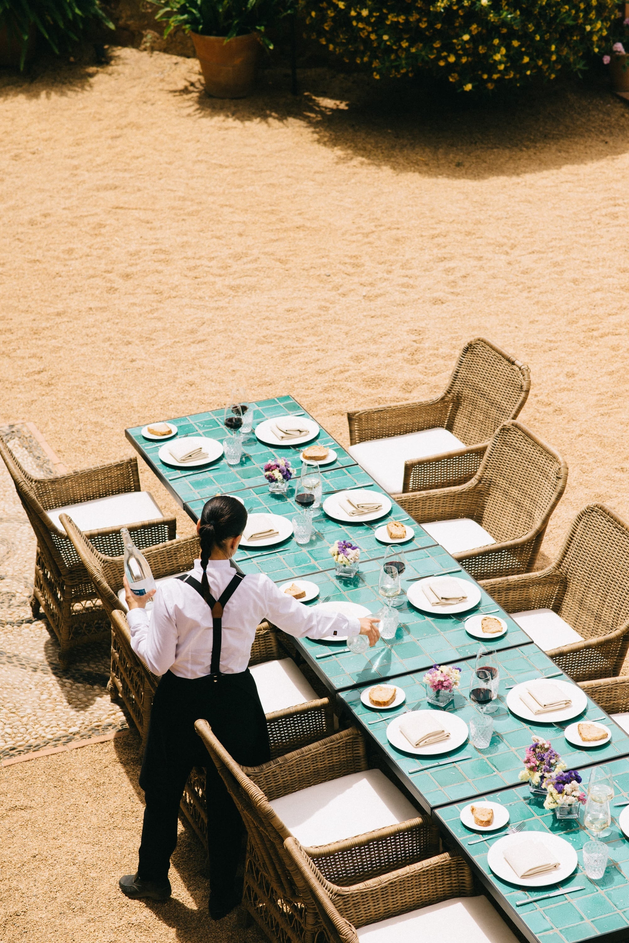 un edificio de ladrillo con arcos y árboles en el fondo .