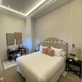 ein Schlafzimmer mit einem Bett und einem Schreibtisch