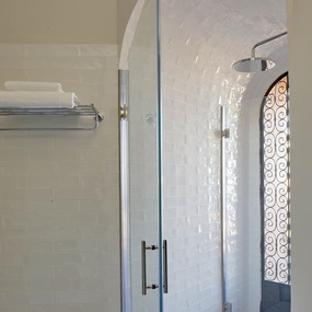 ein Badezimmer mit einer Dusche und einer Badewanne