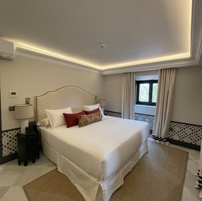 ein Schlafzimmer mit einem großen Bett und zwei Nachttischen