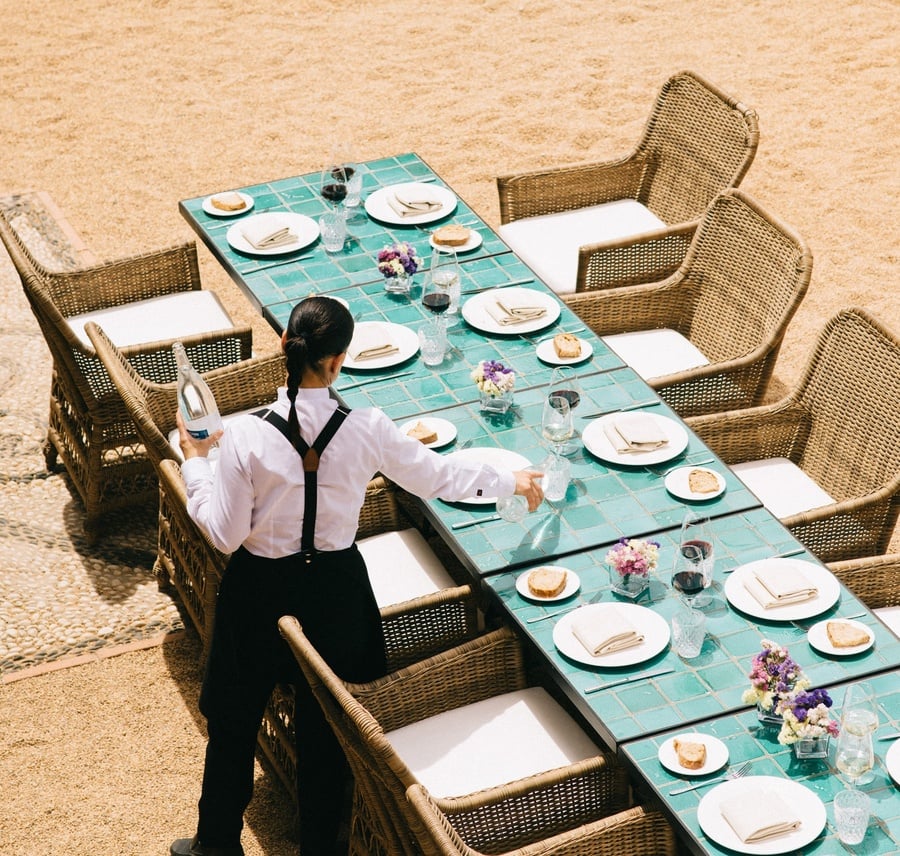 un chef prepara un plato de comida con una cuchara