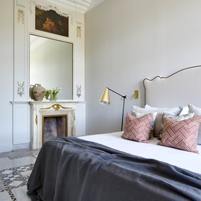ein Schlafzimmer mit einem Bett und einem Kamin