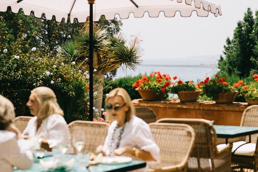 un chef prepara un plato de comida con una cuchara