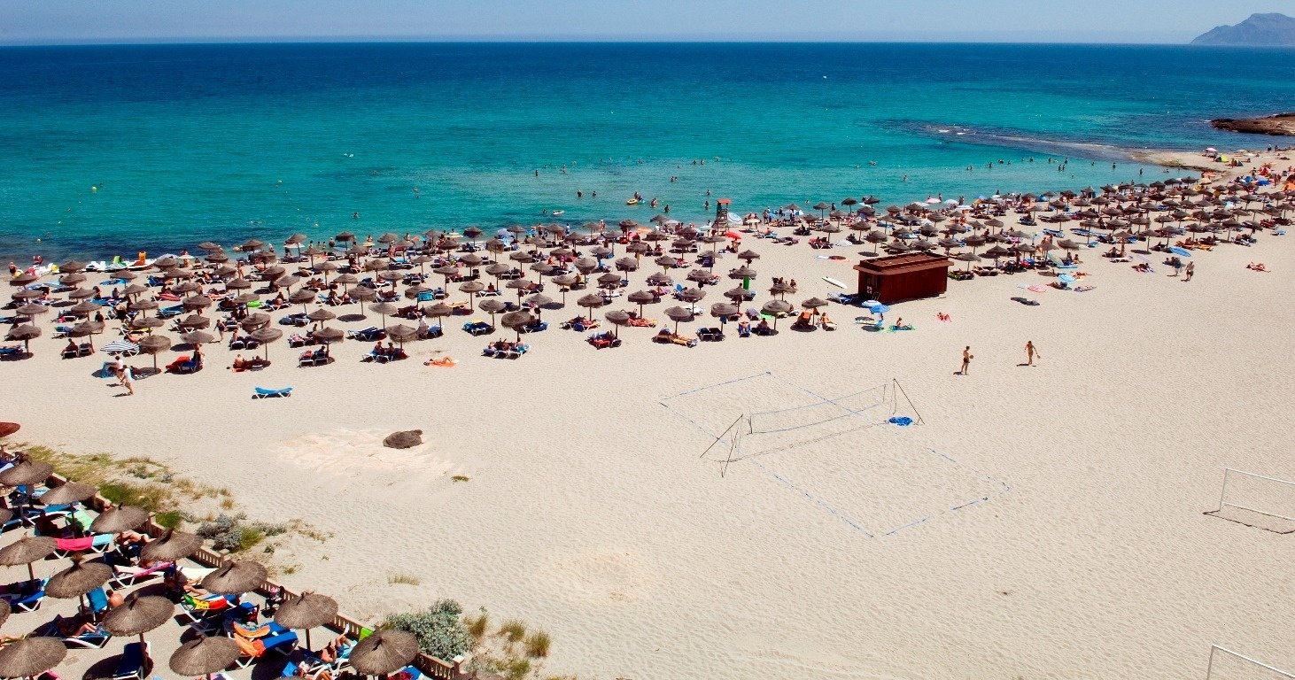 un grupo de personas nadando en una piscina al aire libre