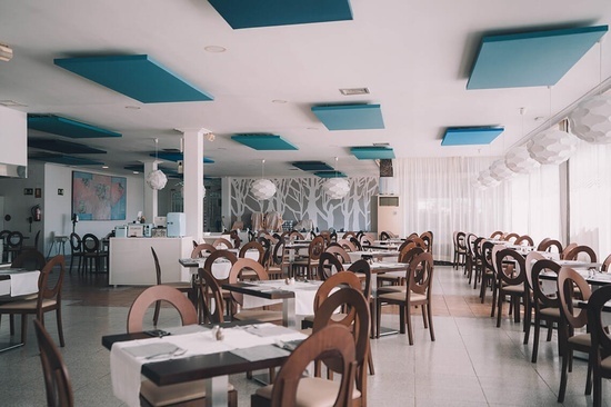 ein sehr großes Restaurant mit vielen Tischen und Stühlen