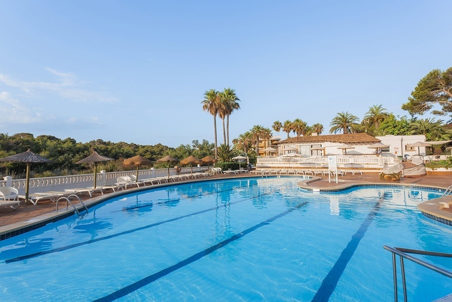 una mesa y sillas en un restaurante con vista al océano