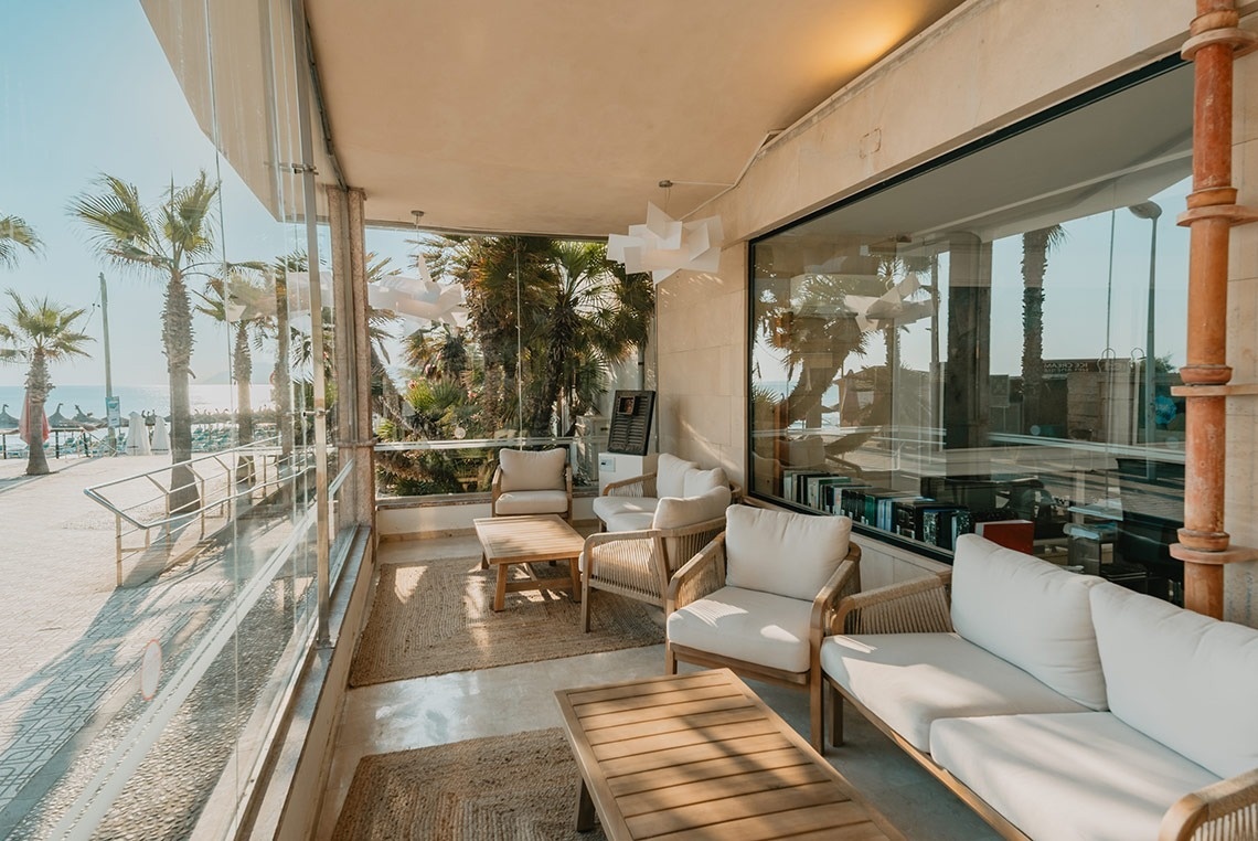 a man in a black shirt with the word boss on it