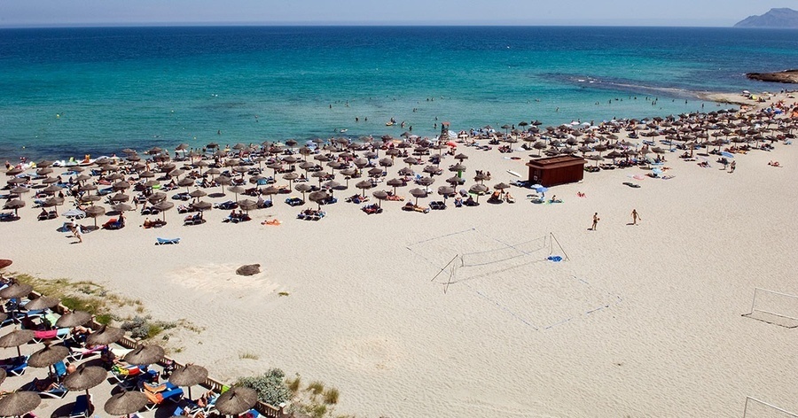 un grupo de personas nadando en una piscina en un resort