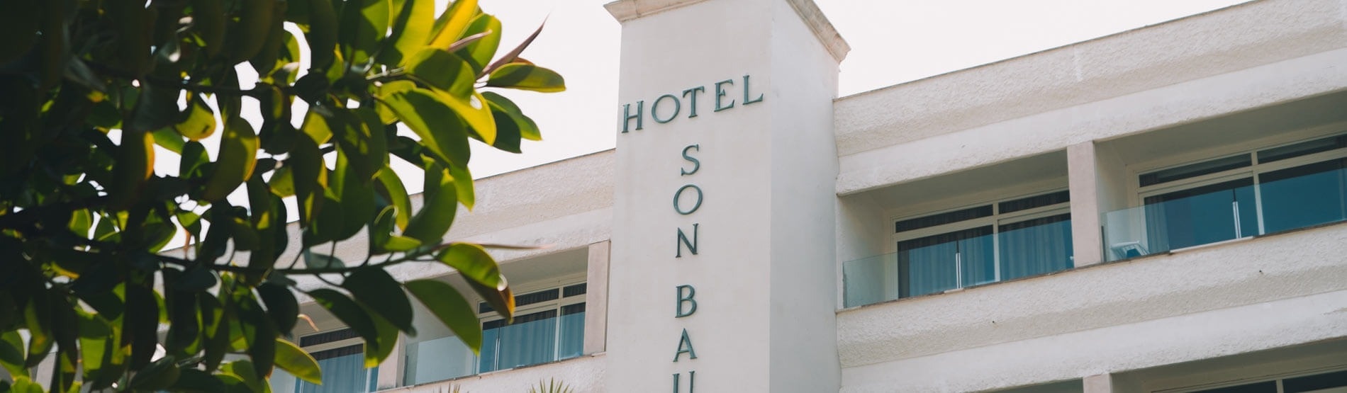 un edificio blanco con la palabra hotel sonbau en la parte superior