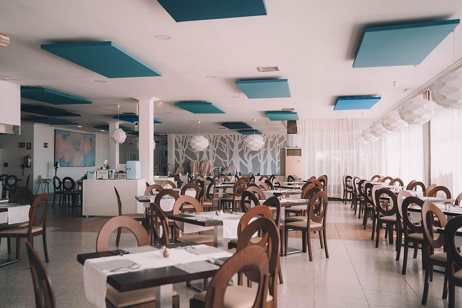 Tisch und Stühle in einem Restaurant mit Blick auf den Ozean