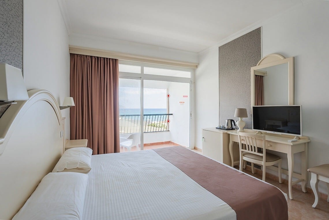 una habitación de hotel con una cama y una televisión