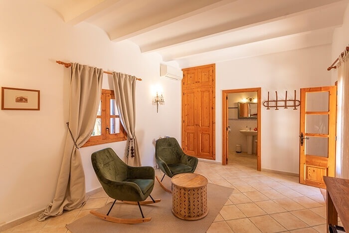 een woonkamer met twee schommelstoelen en een tafel