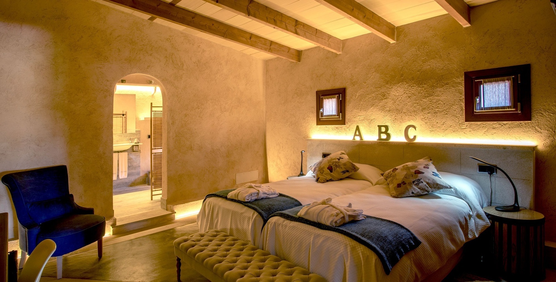 una habitación con dos camas y la letra abc en la pared