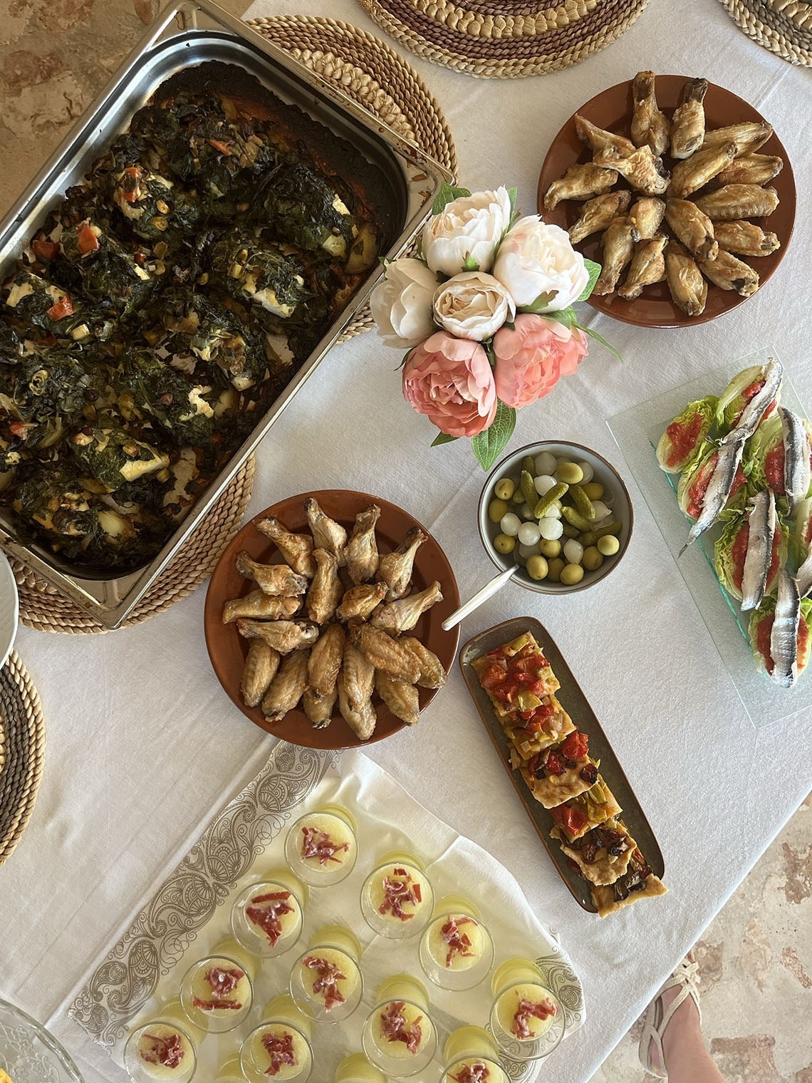 una variedad de platos de comida están sobre una mesa