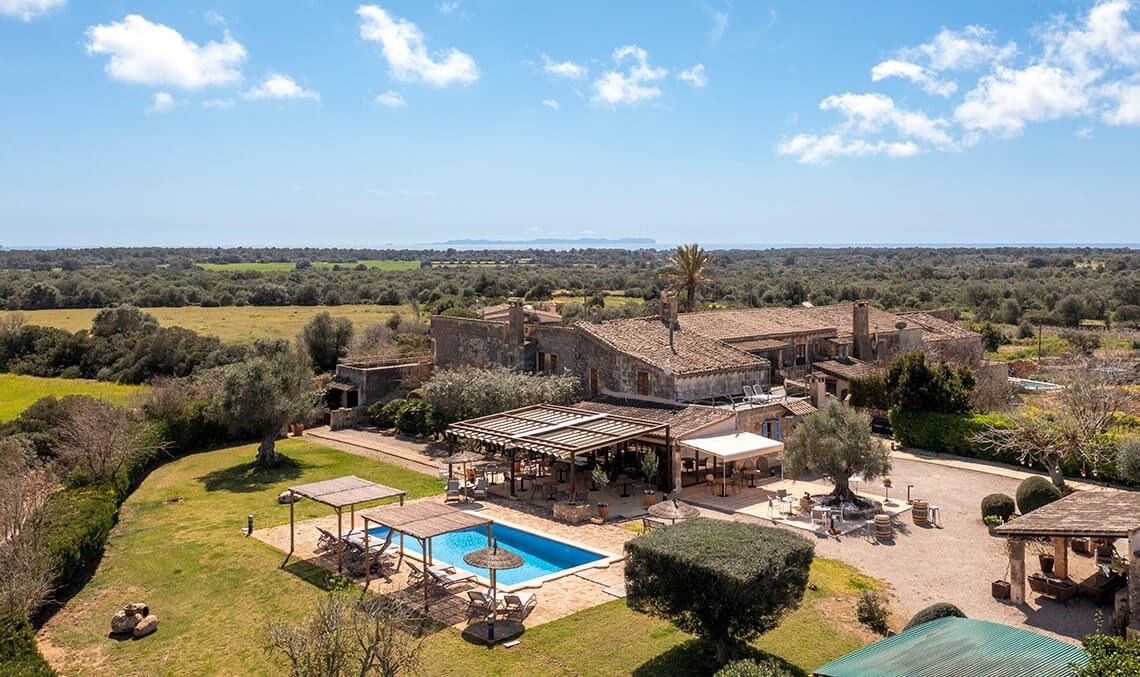 una vista aérea de una casa con una piscina en el patio trasero