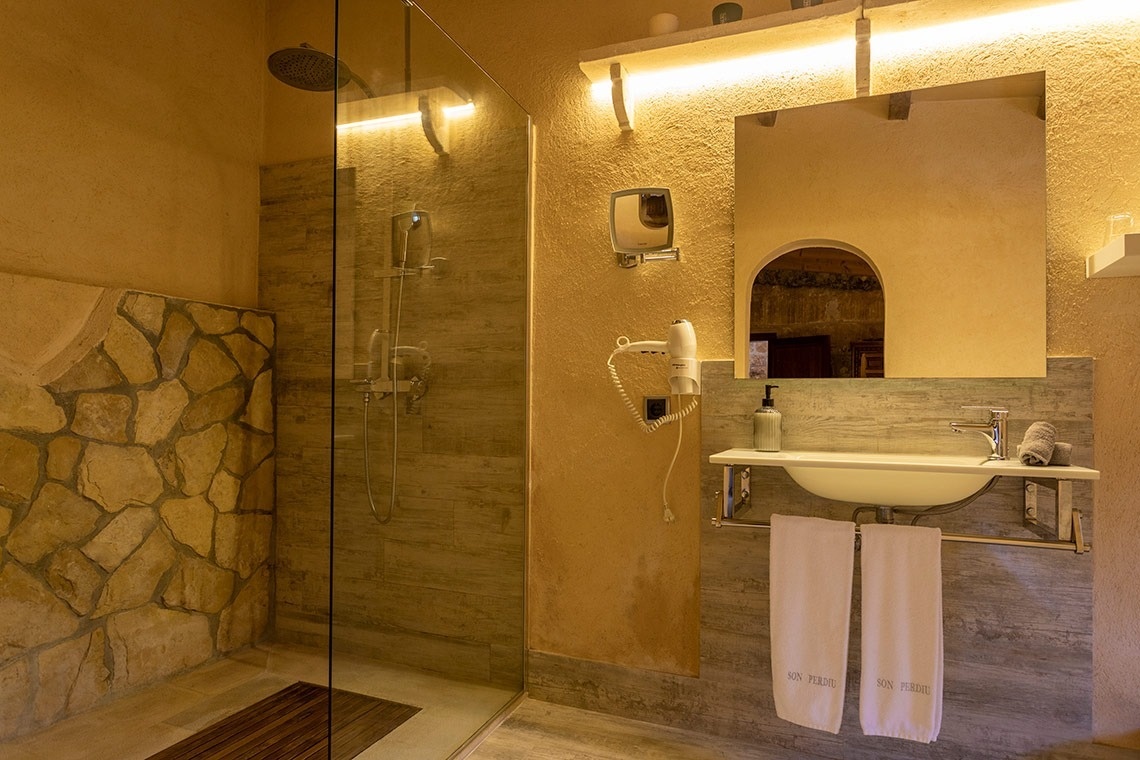 een badkamer met een wastafel en een spiegel