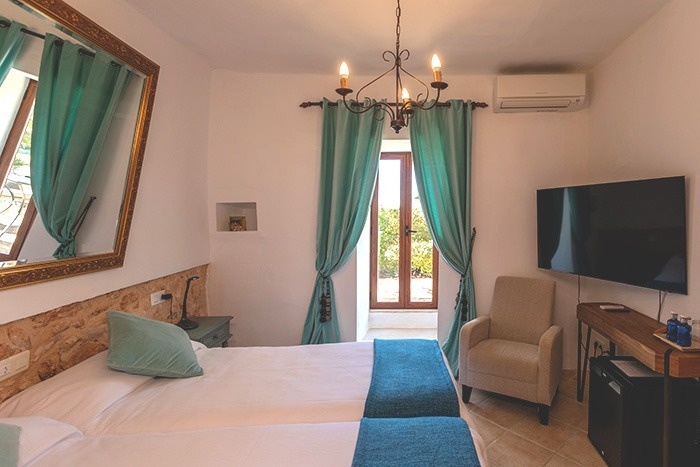 una habitación con una cama , una silla y una televisión