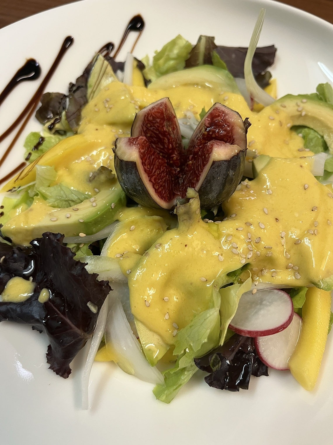 een close-up van een salade met vijgen en avocado