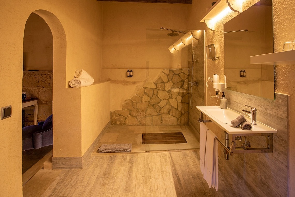 een badkamer met een wastafel en een walk in shower