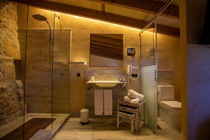 een badkamer met een wastafel en een toilet