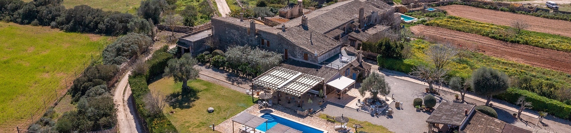 una vista aérea de una gran casa con una piscina