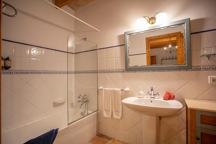 een badkamer met een wastafel en een badkuip