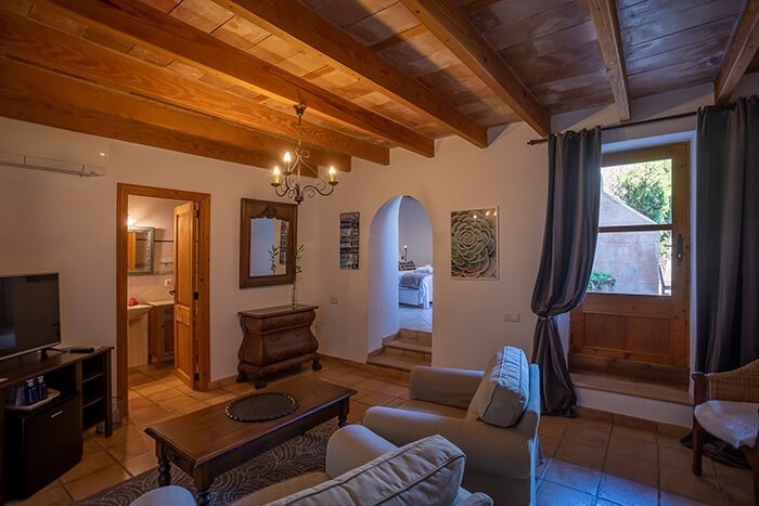 een woonkamer met een houten plafond en een televisie